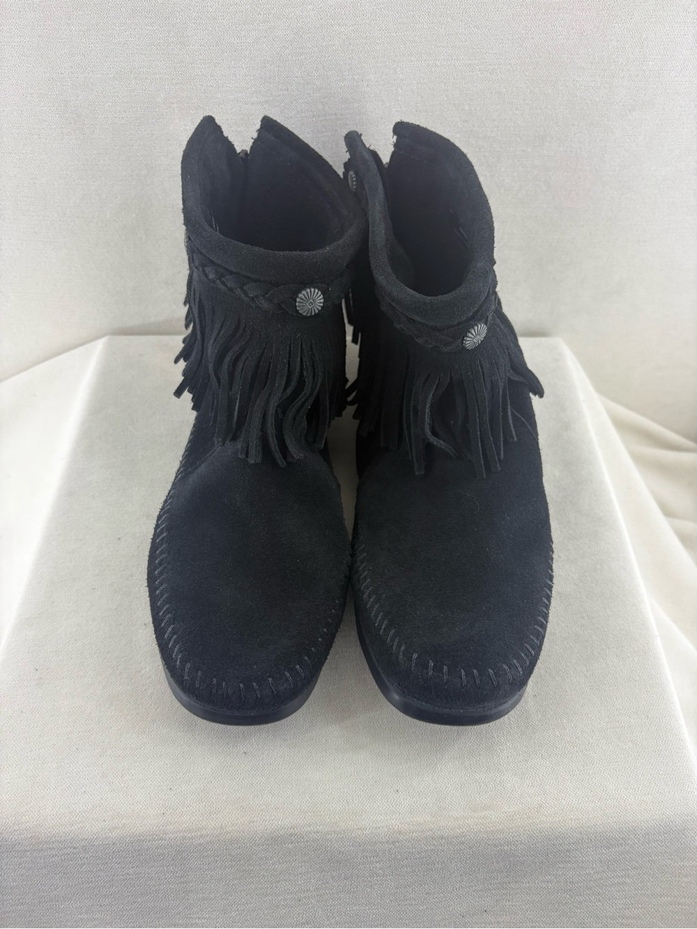 Minnetonka Black Suede Fringe Moccasin ankle Booties women’s 9 NEW - Picture 2 of 9